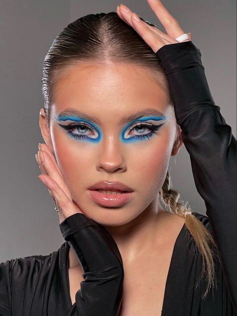 #makeup #makeuptutorial #makeupartist #crearivemakeup #colormakeup Cool Makeup Designs, Vogue Makeup Looks, Fashion Makeup Editorial, Bright Makeup Looks, Editorial Makeup Looks, Editorial Makeup Photography, Editorial Makeup Creative, Blue Eyeliner Makeup, Vogue Makeup