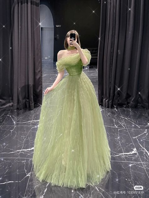 Sage Wardrobe, Themed Prom Dresses, Quinceanera Photoshoot, Princesa Tiana, Carpet Dress, Gala Dress, Mini Homecoming Dresses, Green Gown, Prom Dress Inspiration