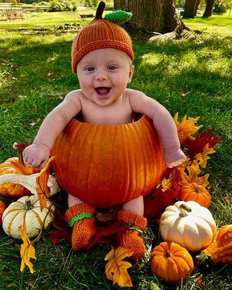 Halloween Baby Photoshoot At Home, First Halloween Picture Ideas, Pumpkin Baby Photoshoot Ideas, Baby Pictures In Pumpkins, Newborn Diy Halloween Costumes, Toddler Pumpkin Pictures, Baby Halloween Pumpkin Painting, Baby In Pumpkin Ideas, 3 Month Old Pumpkin Pictures