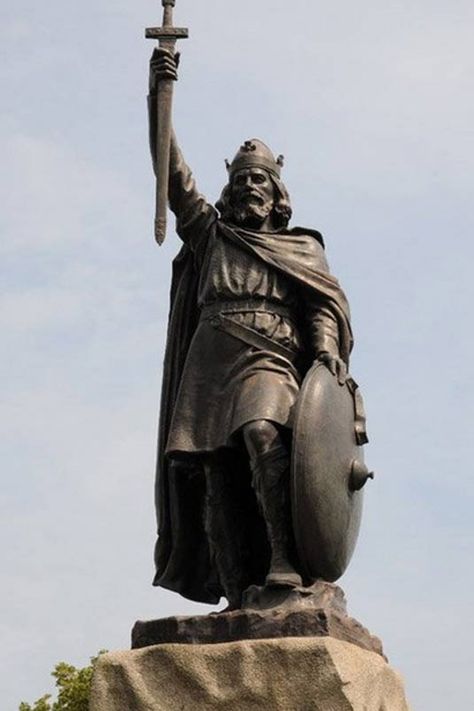 Famous statue of King Alfred the Great on Broadway in Winchester. King Alfred The Great, Medieval Queen, King Alfred, Fantasy Statue, English Monarchs, Alfred The Great, Iron Lady, Medieval England, Ancient Statues