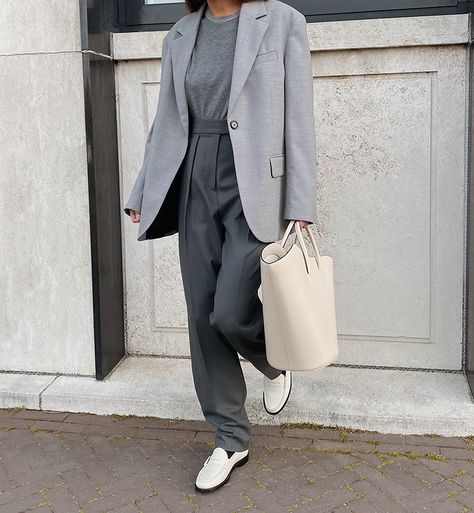 Light Grey Blazer Women Outfits, Gray Blazer Outfit Women, White Loafers Outfit, Grey Blazer Women, Grey Blazer Outfit, Light Grey Blazer, Vest Outfits For Women, Minimalistic Outfits, Outfit Minimalist