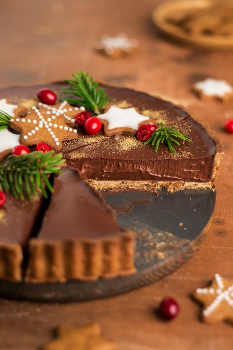 Gingerbread amaretto chocolate tart Winter Torte, Tarte Vegan, Vegan Xmas, Lazy Cat Kitchen, Xmas Food, Christmas Sweets, Chocolate Tart, Creamy Chocolate, Christmas Cakes