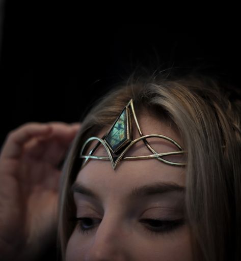 A blondehaired woman wearing a big golden crown. The crown has a blue labradorite crystal in the middle in a kite shaped cut. Fae Crown, Fantasy Tiara, Heavy Crown, Elf Crown, Elven Crown, Elf Jewelry, Magical Objects, Fantasy Crown, Witch Fairy