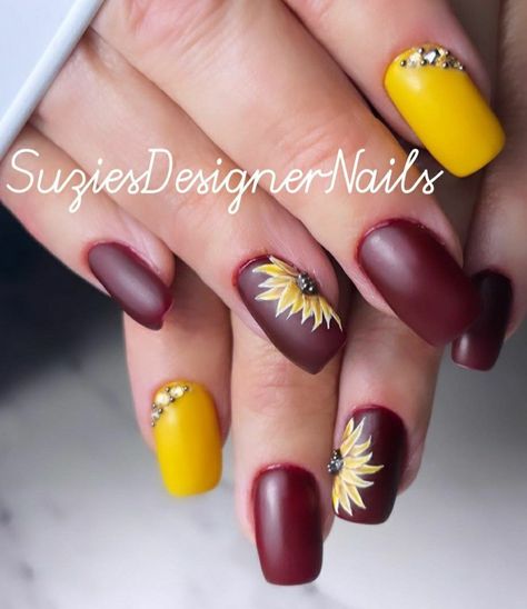 Burgundy Sunflower Nails, Fall Nails With Bling, Sunflower Nails Short, Yellow Sunflower Nails, End Of Summer Nails Ideas, Fall Sunflower Nails, Late Summer Nail Ideas, Sunflower Nails Design, Late Summer Early Fall Nails