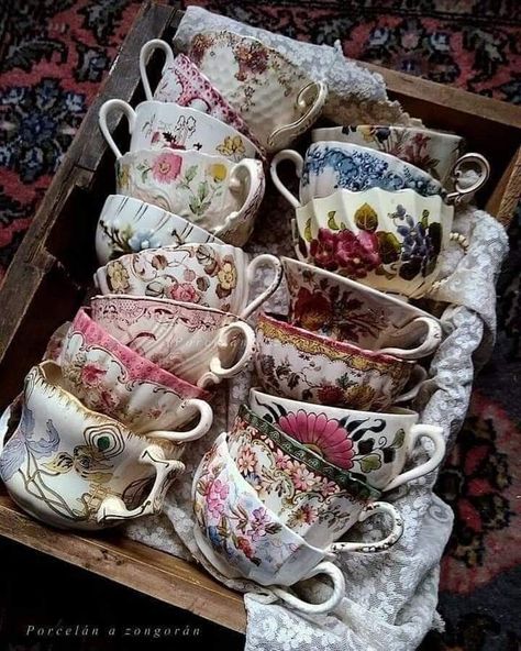 Tea Vintage, Make Tea, Antique Dishes, Pretty Mugs, Keramik Design, Vintage Dinnerware, Cup Tea, Tea Cups Vintage, Decoration Inspiration