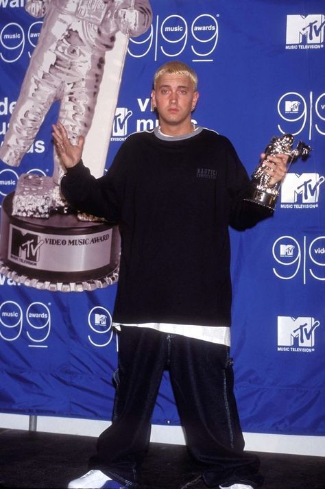 Eminem Outfits, 2000s Boys Fashion, Eminem Style, The Slim Shady, 90s Rappers, Looks Hip Hop, Eminem Photos, Eminem Rap, Eminem Slim Shady