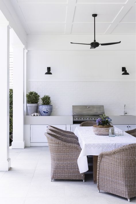 When a husband and wife design duo found a rambling old home on a block near the beach, they created a slice of the Hamptons in Sydney. Side House Ideas, White Outdoor Kitchen, Sydney Photoshoot, Hamptons Coastal Style, Alfresco Ideas, Timber Sliding Doors, Bbq Areas, Beach House Outdoor, Hamptons Style Home