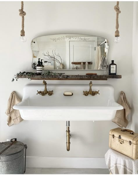 Regency Bathroom Ideas, Royal Throne, Liz Marie, Vintage Tub, Liz Marie Blog, Live Beautiful, Casa Country, Cottage Bathroom, Upstairs Bathrooms