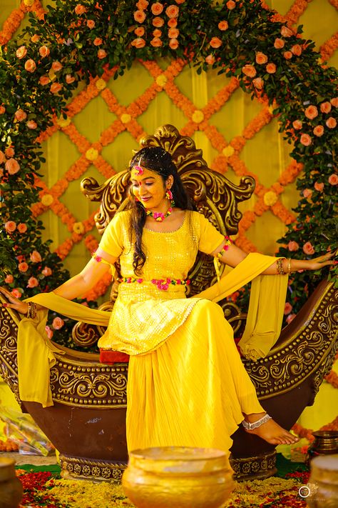 Bride,haldi,pose Mehendi Photography Bridal, Haldi Photography Ideas, Haldi Look For Bride, Haldi Pose, Haldi Photos, Mehendi Photoshoot, Haldi Poses For Bride, Haldi Poses, Haldi Look