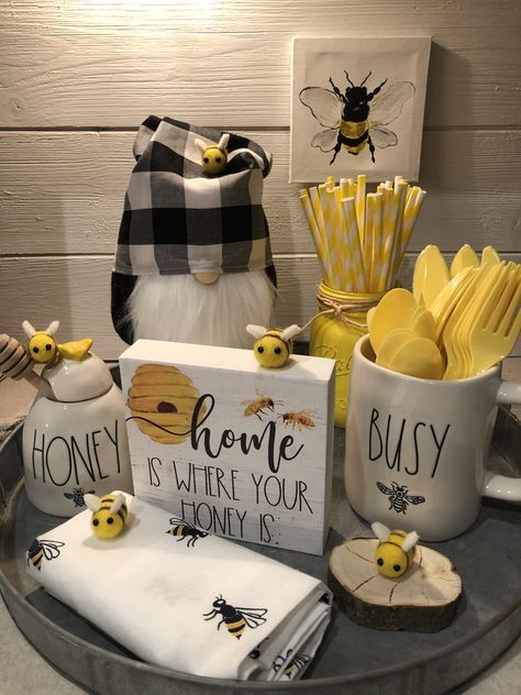 Bee Kitchen Theme, Bee Kitchen Decor, Bee Kitchen, Lemon Kitchen Decor, Honey Bee Decor, Kitchen Decor Themes, Lemon Decor, Bee Crafts, Bee Decor