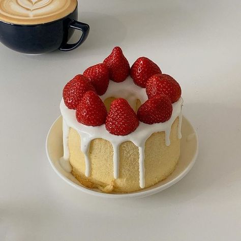 Strawberry Angel Food Cake, Pretty Dessert, Sweet Snacks Recipes, Angel Food Cake, Desserts To Make, Snack Cake, Cute Desserts, Angel Food, Dessert Drinks