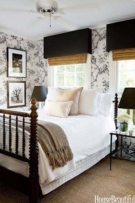 Farmhouse style bedroom with black and white floral wallpaper. Small Guest Room, Home Designs Exterior, Farmhouse Bedroom Decor Ideas, Farmhouse Style Bedrooms, Modern Farmhouse Bedroom, Decor Ikea, White Bed, Farmhouse Bedroom Decor, Bed Sets