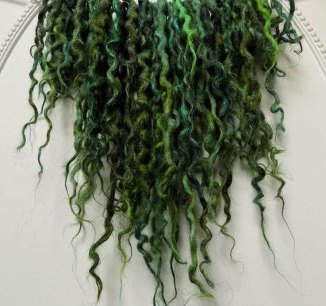 Dreads Inspiration, Green Dreadlocks, Hair Fringe Bangs, Elf Locks, Wavy Dreads, Green Dreads, Hair Dreads, Hair Cuts And Styles, Hair Fringe