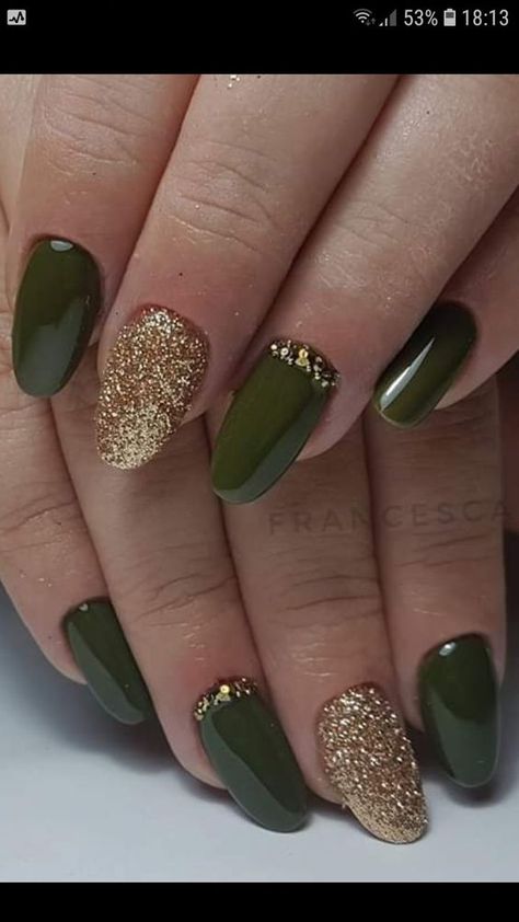 #Relationship# fashion# diy Classy Nail Inspo 2023, Classy Green Nails, Golden Nail Art, Outfit Trabajo, Gold Gel Nails, Bridesmaids Nails, Gold Acrylic Nails, Golden Nails, Fall Manicure