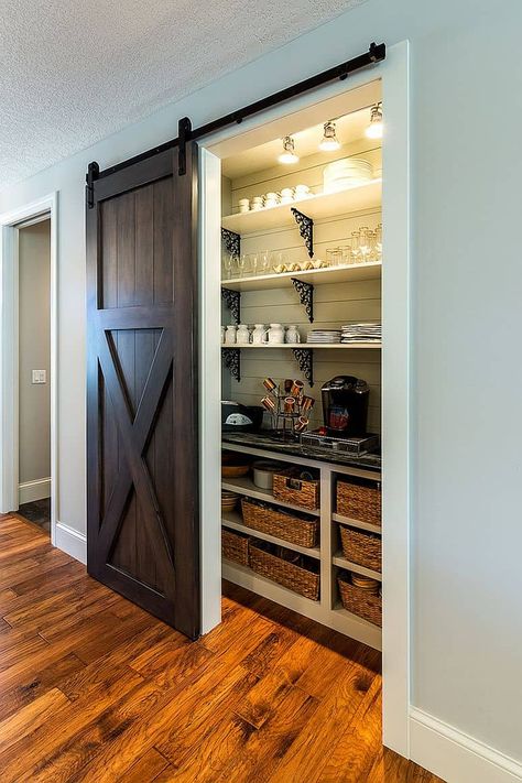 barn doors pantry - Trendir Rustic Pantry Door, Rustic Pantry, Small Kitchen Pantry, Barn Door Pantry, Desain Pantry, Pantry Remodel, Barn Style Doors, Small Kitchen Storage, Small Pantry