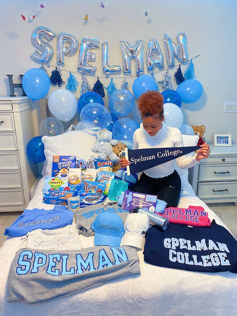 College Decision Day, College Announcements, Decision Day, College Decision, High School Graduation Pictures, Trunk Party, College Pictures, College Graduation Photoshoot, Spelman College