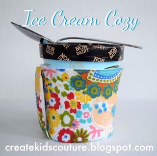 Here's the ice cream pint cozy free sewing pattern and tutorial. This is such a fun project and will be the perfect holiday gift for any ice cream lover. Koozie Pattern, Ice Cream Pint Cozy, 10 Days Of Christmas, Ice Cream Pint, Create Kids Couture, Ice Cream Cozy, Ice Cream Lover, Bowl Cozies, Bowl Cozy