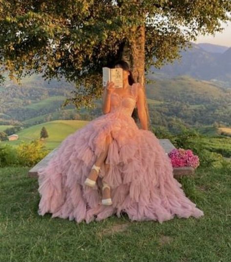 Quince Pictures, Debut Gowns, Quinceanera Photoshoot, Debut Photoshoot, Prom Picture Poses, Prom Photoshoot, Fancy Fits, Pretty Pink Princess, Pretty Quinceanera Dresses