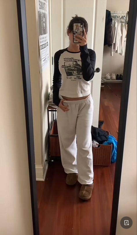 Cute Lazy Day Outfits For Fall, Cuffed Sweatpants Outfit, Outfits With Brandy Sweatpants, Comfy Cozy Fit White Sweats, Gray Cozy Fit Sweats, Lazy Outfits Aesthetic, Brandy Melville Comfy Outfits, Comfy Girl Aesthetic, Brandy Anastasia Sweatpants