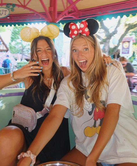 Disney Instagram Pictures, Disney Picture Ideas Instagram, Disney World Pictures Ideas, Greta Wilson, Disney World Aesthetic, Disney Poses, Disney Graduation, Disney Picture Ideas, Disney Trip Outfits