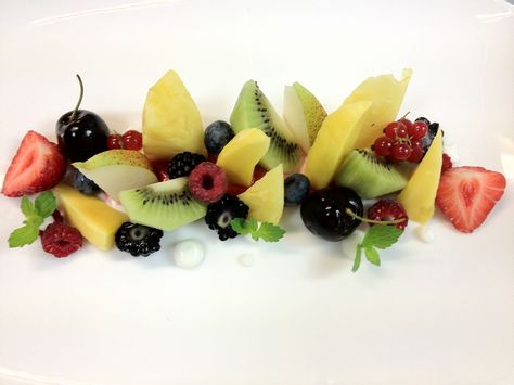 fruits Fruit Salad Plating Ideas, Fruit Salad Plating, Cafe Plating, Salad Plating Ideas, Salad Plating, Aesthetic Recipes, Gourmet Food Plating, Plating Ideas, Cahuita