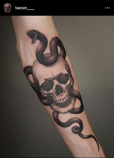 Snake And Dagger Tattoo, Voll Arm-tattoos, Snake Tattoo Meaning, Skull And Snake, Knife Tattoo, Snake Tattoo Design, Geniale Tattoos, Skull Tattoo Design, Small Tattoos For Guys