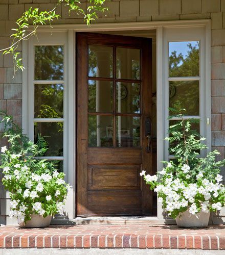 I would DIE for this front door and side lights! Font Door, Beautiful Entrance, Front Door Inspiration, Beautiful Front Doors, Door Covers, Casa Country, Front Door Porch, Door Inspiration, Exterior Makeover