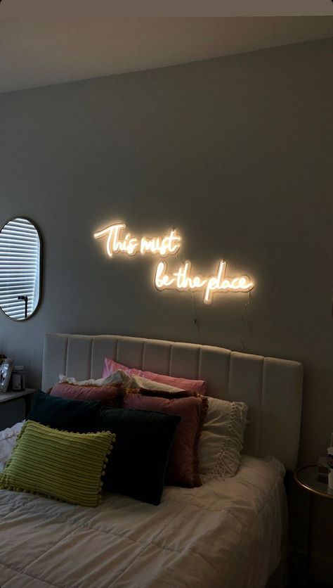 Neon Light Above Bed, Vibe Rooms Ideas, Apartment Fever, Vibe Rooms, Girly Tingz, Word Decor, Dorm Inspo, Minimal Living, Apartment Organization