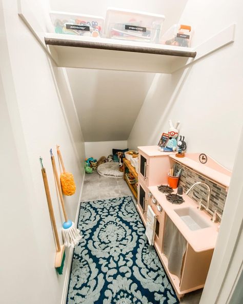 We just finished unpacking the cutest little kitchen 🤩 Anyone else uses the under stairs closet for a kids play space? | Instagram Closet Playhouse, Under Stairs Closet, Under Stairs Playhouse, Under Stairs Playroom, Kitchen Under Stairs, Stairs Closet, Under Stairs Nook, Kids Nook, Under Stairs Storage Solutions