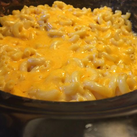 Tricia Yearwood Recipes, Slow Cooker Mac And Cheese, Trisha Yearwood Recipes, Crockpot Mac And Cheese, Pasta Food Recipes, Food Network Star, Mac Cheese Recipes, Trisha Yearwood, Holiday Party Foods