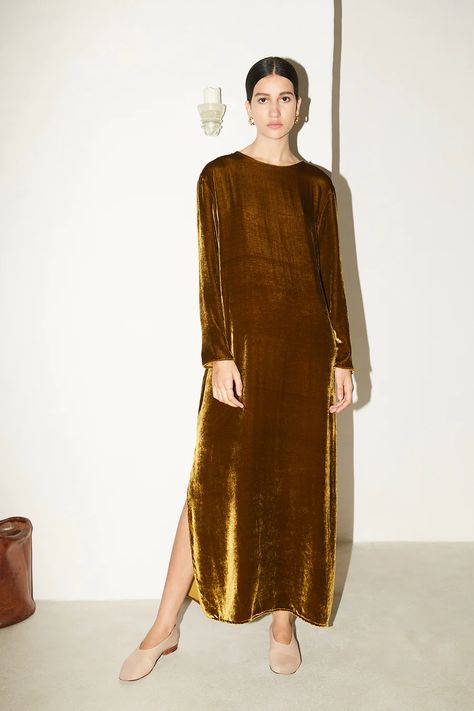 Velvet Dresses Outfit, Gold Velvet Dress, Silk Velvet Dress, Silk Kurti Designs, Minimal Dress, Velvet Dress Designs, Velvet Fashion, Silk Velvet, Loose Dress