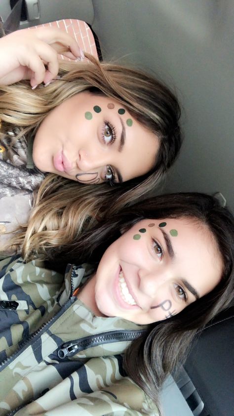 Team Spirit Face Paint Ideas, Paint Football Games, Face Paint Designs For Football Games, Homecoming Face Paint Ideas Dots, Football Girlfriend Face Paint, Team Face Paint Ideas, Homecoming Face Paint Ideas Football, Face Paint For Basketball Games, Football Game Face Dots