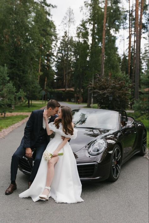 Porsche Getaway Car Wedding, Just Married Porsche, Porsche Wedding Photos, Wedding Car Porsche, Porsche Engagement Photos, Wedding Car Photos, Porsche Couple, Wedding Porsche, Newlyweds Photoshoot