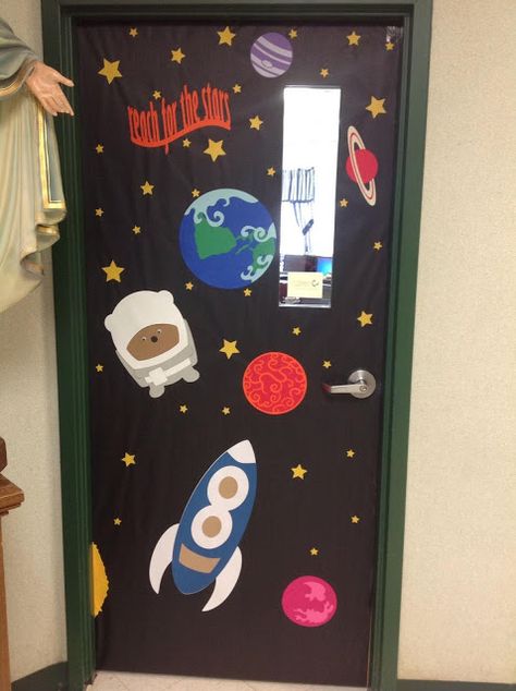 A Techy Teacher with a Cricut: Computer Lab "Reach for the Stars" Door Decoration... Winter Classroom Door, Space Theme Classroom, Room Door Decorations, Space Classroom, Classroom Decor High School, Winter Classroom, School Doors, Class Theme, Classroom Decor Themes