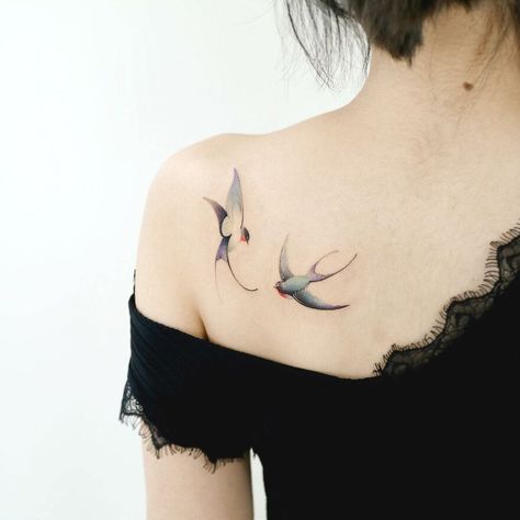 Here Are 70 Painting-Like Tattoos By This Artist Watercolour Bird Tattoo, Minimalist Watercolor Tattoo, Flying Birds Tattoo Design, White Bird Tattoo, Watercolor Tatoos, Peacock Drawings, Barn Swallow Tattoo, Blue Tattoos, White Bird Tattoos