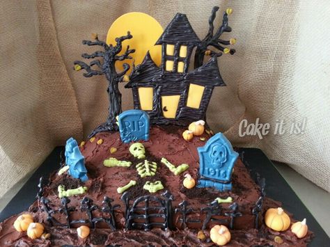 Cemetery cake for Raven. Cemetery Cake, Halloween Cake Decorating, Dulces Halloween, Halloween Cake, Halloween Cakes, Seasonal Crafts, Cake Tutorial, Cemetery, Cake Designs