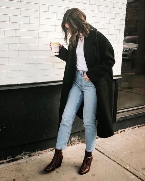 What to Wear for a Winter Coffee Run Mama Jeans, Look Legging, Fall Fashion Coats, Cooler Style, Toronto Fashion, Look Retro, Looks Street Style, Fall Street Style, Casual Winter Outfits