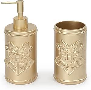 Harry Potter Bathroom Soap Dispenser Set - 2 Piece Gold Hogwarts Crest Collection includes Resin Lotion Pump and Tumbler Cup - Bathroom Décor Harry Potter Half Bathroom, Harry Potter Themed Bathroom, Harry Potter Bathroom Decor, Harry Potter Soap, Harry Potter Bathroom, Kids Sheet Sets, Crest Design, Magic Wands, Hogwarts Crest