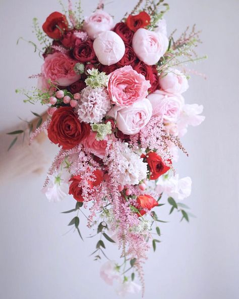 Valentines Theme Wedding, Pink Rose Wedding Bouquet, Pink Flower Arrangements, Bridal Bouquet Spring, Red Wedding Decorations, Cascading Bouquet, Valentine Bouquet, Red Bouquet Wedding, Cascading Flowers