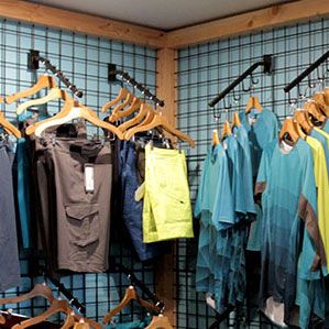 This display utilizes the classic Waterfall method to hang clothing by hangers. Gridwall Display Ideas, Ideas Para Negocios, Grid Wall, Hanging Display, Jeans Collection, Consignment Shops, New Place, Diy Storage, Display Ideas