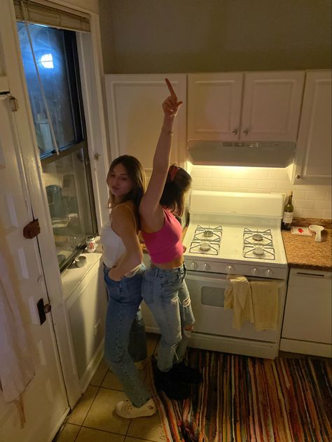 20s Aesthetic, Brother's Best Friend, Friends Apartment, Dancing In The Kitchen, Mattheo Riddle, Female Friendship, Dancing Aesthetic, Living Together, Best Friends Aesthetic