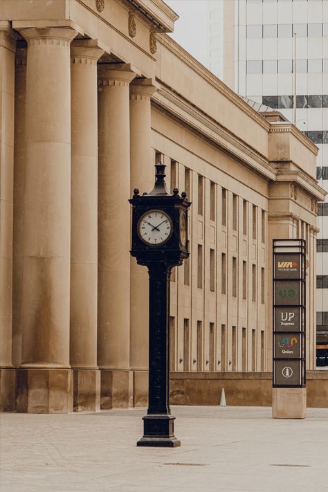 Cozy winter morning in Toronto - Union station. Union Station Toronto Photoshoot, Toronto Union Station, Toronto Aesthetic, Winter Morning, Photography Company, Winter Mornings, Evening Sandals, Union Station, Cozy Winter