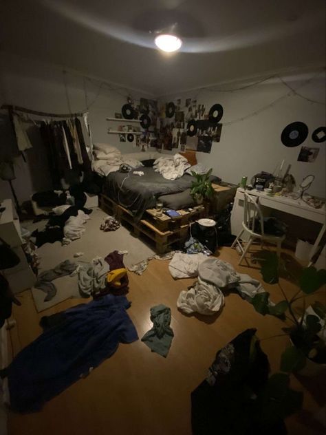 Messy Basement Aesthetic, 0.5 Room Pictures, Messy Apartment Aesthetic Grunge, Messy Dorm Room Aesthetic, Messy Room Ideas, Messy School Aesthetic, Messy Clothes On The Floor, Messy Boy Aesthetic, Gross Bedroom