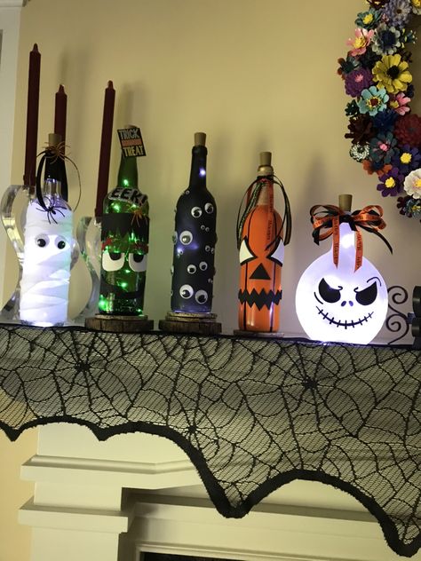 Halloween Bottle Crafts, Wine Glass Crafts Diy Ideas, Halloween Pregame, Halloween Wine Bottle Decorations, Halloween Wine Bottle Crafts, Jack Skelton, Wine Bottle Craft, Bottle Craft Ideas, Glass Crafts Diy