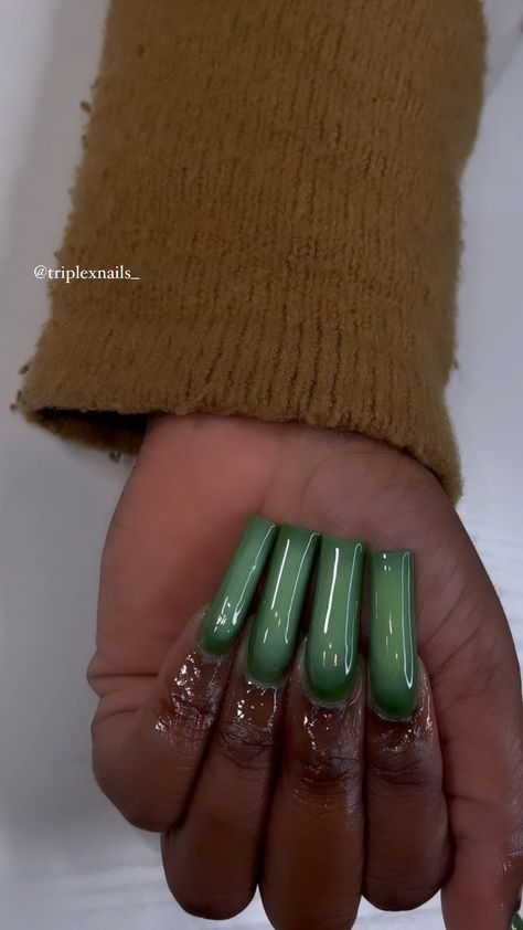 Emerald Green And White Nails Acrylic, Emerald Green Nails Acrylic, Sweet 16 Nails, Junk Nails, Green Acrylic Nails, Dark Green Nails, Green Nail Designs, Type Shi, Colored Acrylic