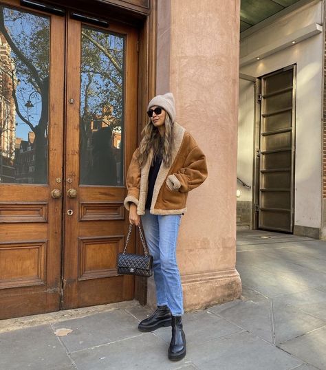 Shearling Lined Jacket, Suede Sherpa Jacket Outfit, Brown Shearling Jacket Outfit, Shearling Coat Outfit, Japan Wardrobe, Teddy Jacket Outfit, Shearling Jacket Outfit, Sherpa Jacket Outfit, Sheepskin Coat Outfit