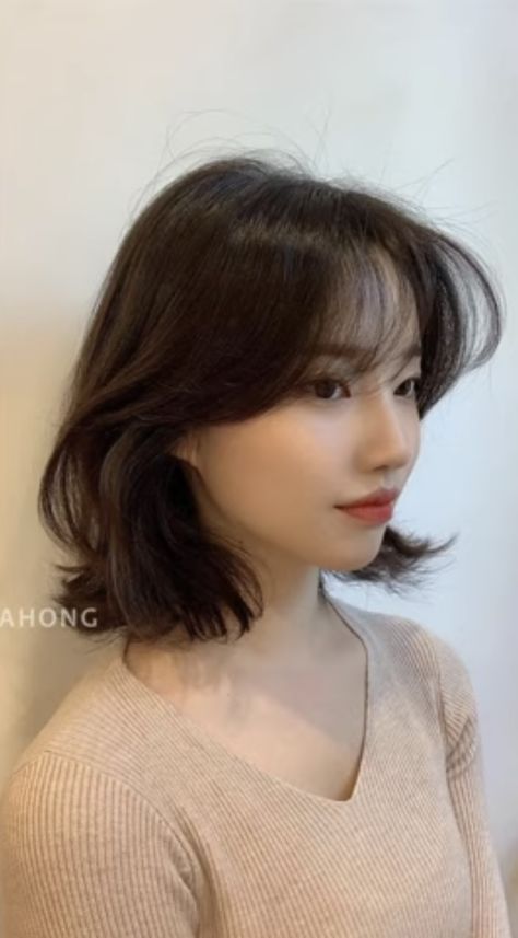 Cute Korean Haircuts Short Hair, Korean Short Hair For Thick Hair, Short Hair With Bangs And Layers Korean, Short Black Hair Shoulder Length Bangs, Cute Short Hair With Bangs Round Face, Short Korean Hair With Bangs, Korean Shoulder Length Hair With Layers, Short Asian Haircut Round Faces, Medium Asian Hairstyles Round Faces