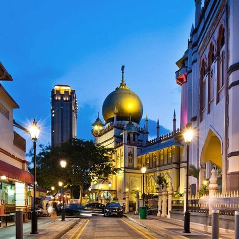 Kampong Gelam Kampong Glam, Singapore Guide, Live Music Bar, Sultan Mosque, History Of Singapore, Golden Dome, Singapore Food, Heritage Center, Old Street