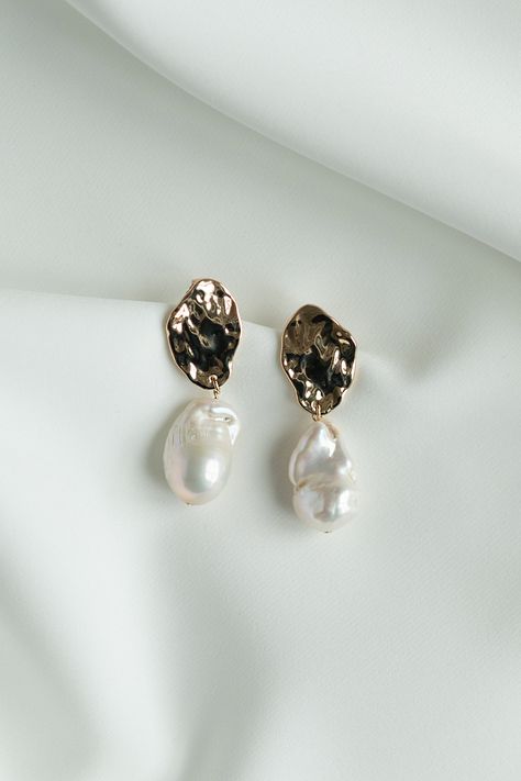 Earring Galilea FInal 2400x3600 Wedding Earrings Bride Gold, Bridal Jewelry Strapless Dress, Wedding Earings Bride, Bridal Jewelry Simple, Expensive Party, Wedding Day Earrings, Pearl Wedding Earrings, Pearl Bridal Earrings, Bridal Trends