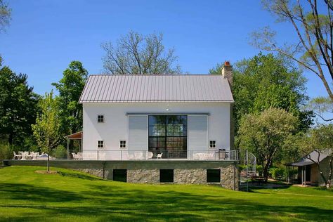 A 200-year-old Michigan barn gets an amazing makeover into a house Farmhouse Exterior Design, Farmhouse Floor Plans, Barn Renovation, Wood Barn, Barn Design, Modern Farmhouse Exterior, Door Designs, Barn Style House, Exterior Stone